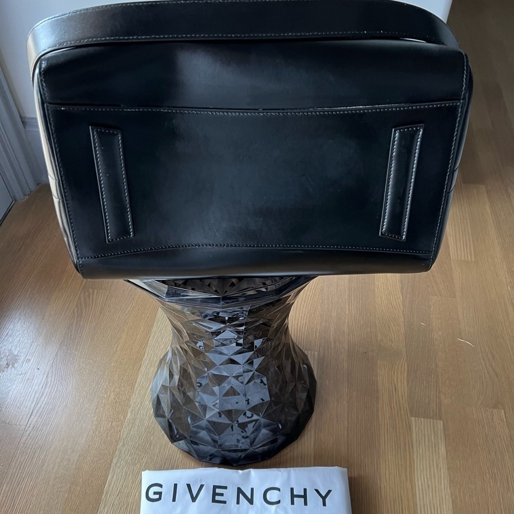 Givenchy Medium Antigona Satchel in Black - Picture 3 of 15